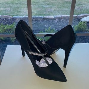 A comfortble, 4-inch, stiletto, black heel.